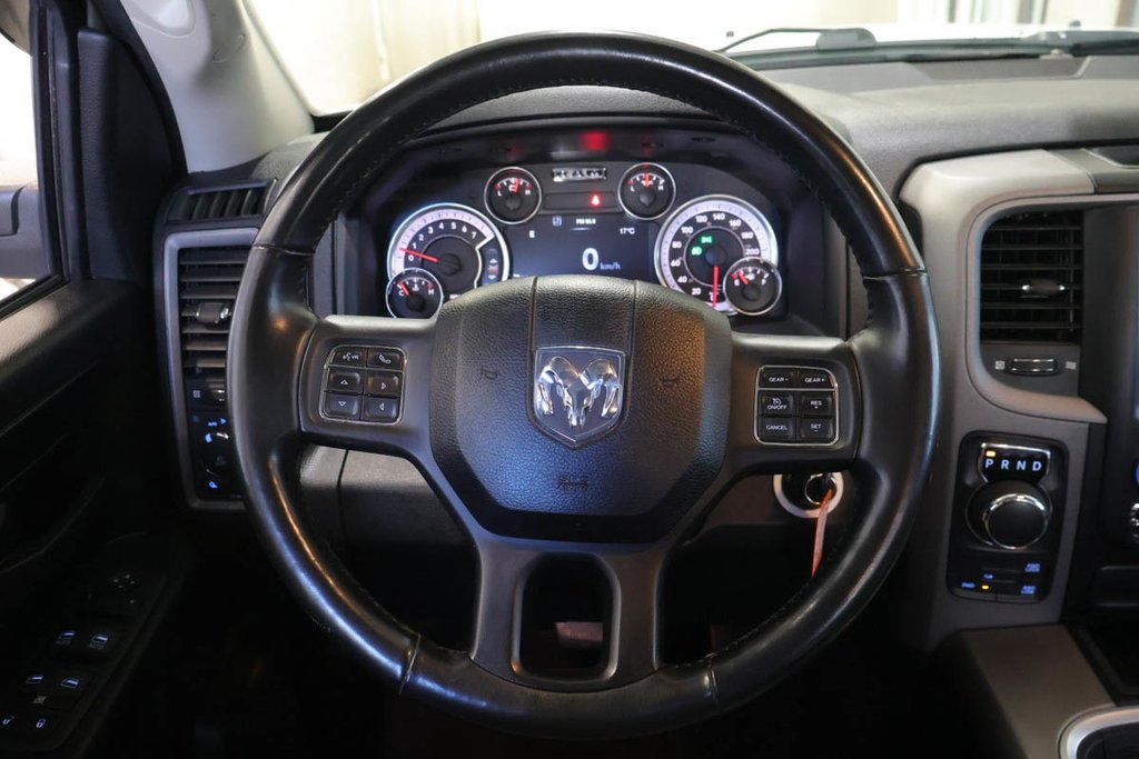 2022 Ram 1500 Classic EXPRESS + 4X4 + CREW CAB +  NIGHT EDITION in Terrebonne, Quebec - 14 - w1024h768px