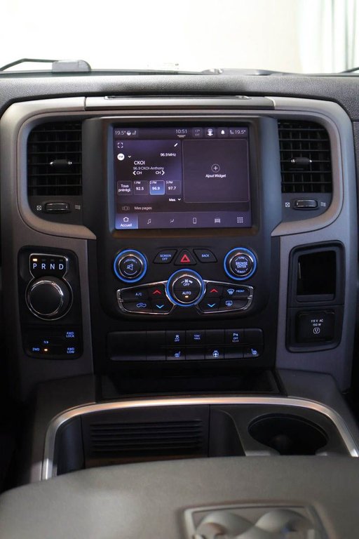 2022 Ram 1500 Classic EXPRESS + 4X4 + CREW CAB +  NIGHT EDITION in Terrebonne, Quebec - 19 - w1024h768px