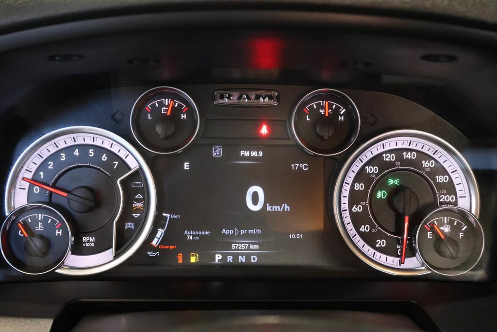 2022 Ram 1500 Classic EXPRESS + 4X4 + CREW CAB +  NIGHT EDITION in Terrebonne, Quebec - 18 - w1024h768px