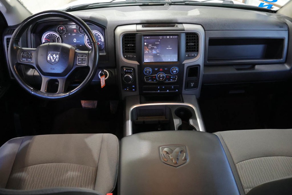 2022 Ram 1500 Classic EXPRESS + 4X4 + CREW CAB +  NIGHT EDITION in Terrebonne, Quebec - 13 - w1024h768px