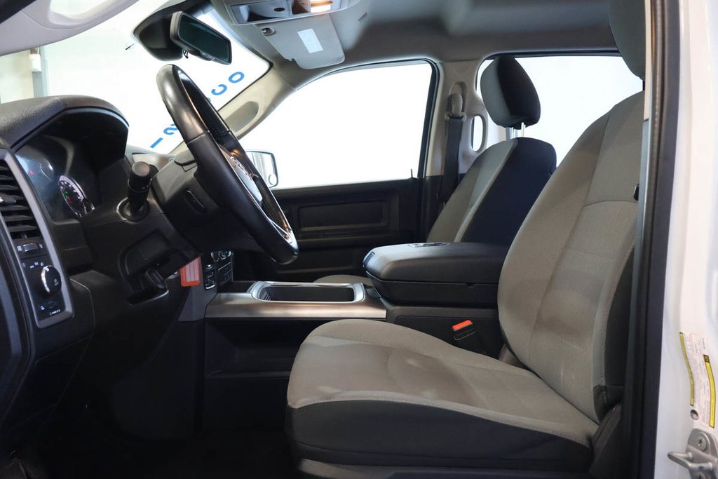 2022 Ram 1500 Classic EXPRESS + 4X4 + CREW CAB +  NIGHT EDITION in Terrebonne, Quebec - 10 - w1024h768px