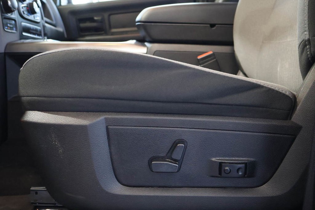 2022 Ram 1500 Classic EXPRESS + 4X4 + CREW CAB +  NIGHT EDITION in Terrebonne, Quebec - 11 - w1024h768px