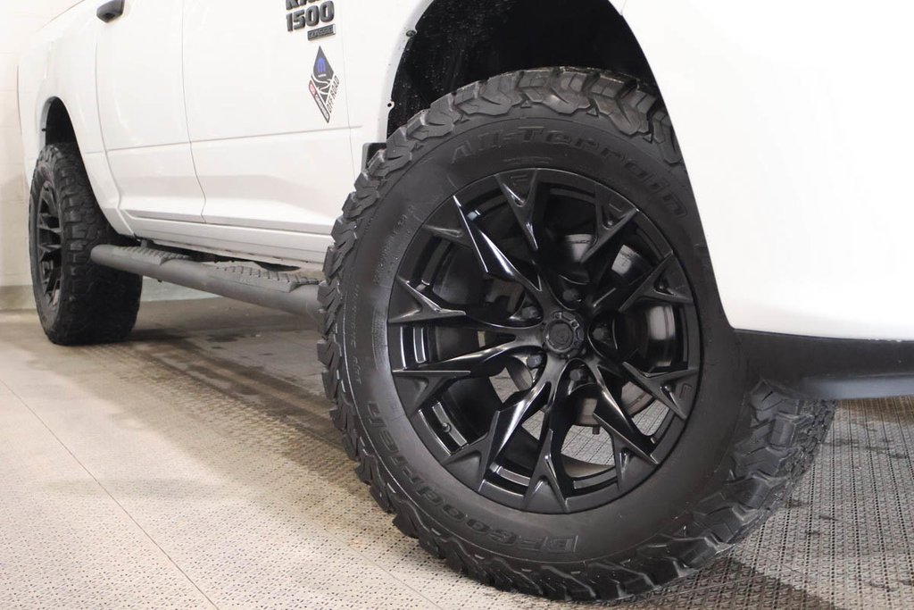 2022 Ram 1500 Classic EXPRESS + 4X4 + CREW CAB +  NIGHT EDITION in Terrebonne, Quebec - 9 - w1024h768px