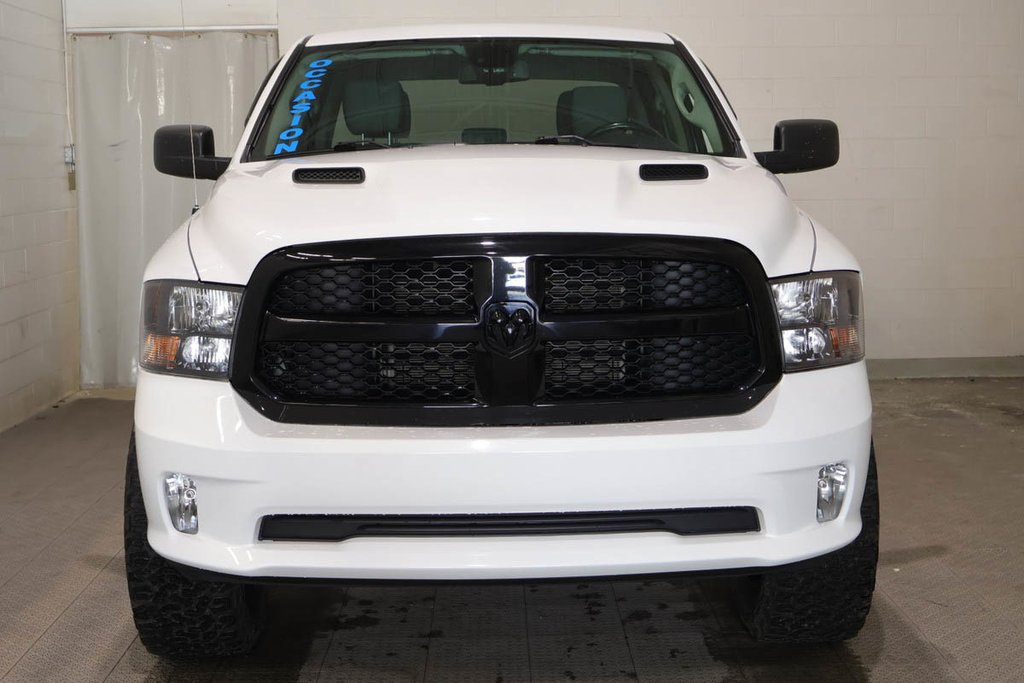 2022 Ram 1500 Classic EXPRESS + 4X4 + CREW CAB +  NIGHT EDITION in Terrebonne, Quebec - 2 - w1024h768px
