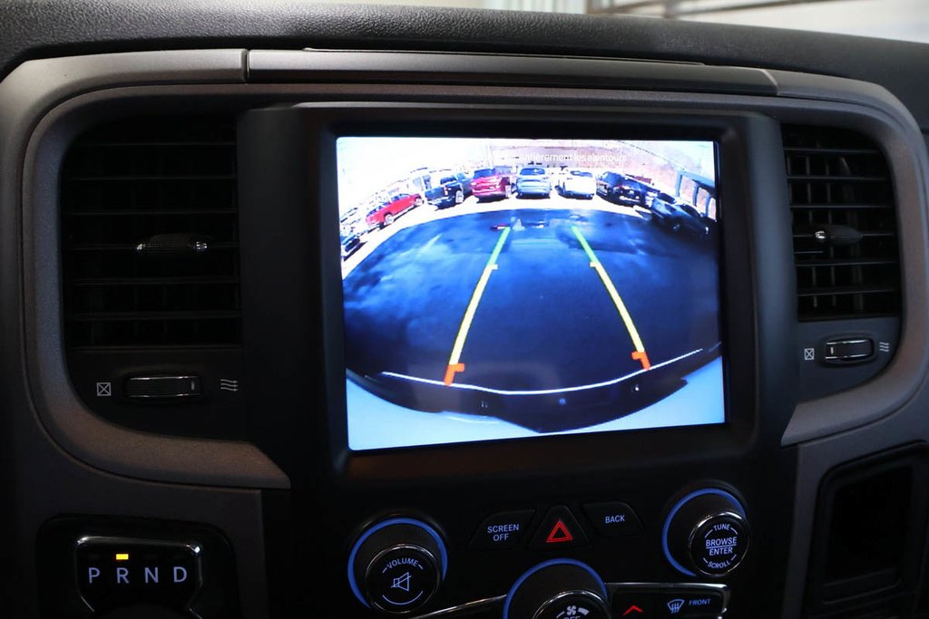 2022 Ram 1500 Classic EXPRESS + 4X4 + CREW CAB +  NIGHT EDITION in Terrebonne, Quebec - 21 - w1024h768px