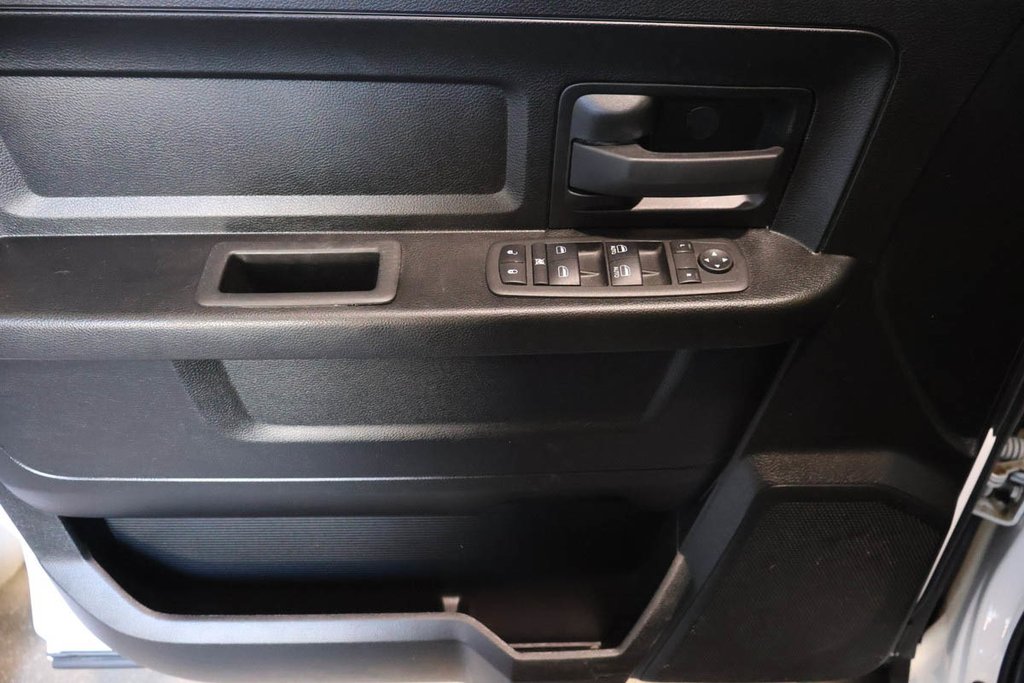 2022 Ram 1500 Classic EXPRESS + 4X4 + CREW CAB +  NIGHT EDITION in Terrebonne, Quebec - 25 - w1024h768px