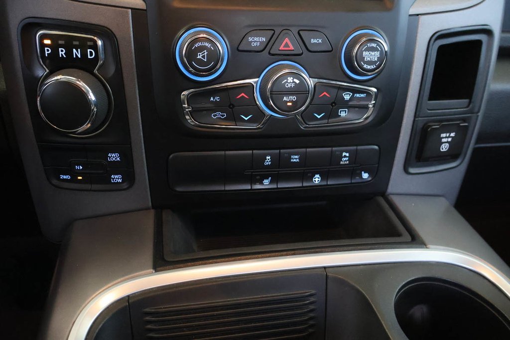 2022 Ram 1500 Classic EXPRESS + 4X4 + CREW CAB +  NIGHT EDITION in Terrebonne, Quebec - 22 - w1024h768px