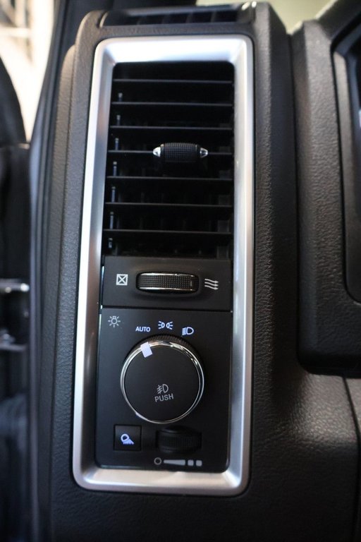 Ram 1500 Classic WARLOCK + 4X4 + CREW CAB + V8 HEMI 5.7L 2022 à Terrebonne, Québec - 23 - w1024h768px