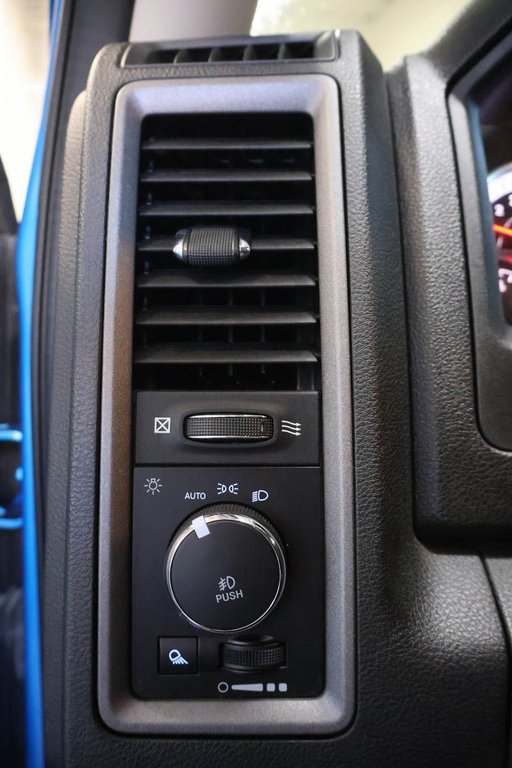 Ram 1500 Classic EXPRESS + 4X4 + CREW CAB + NIGHT EDITION 2022 à Terrebonne, Québec - 23 - w1024h768px