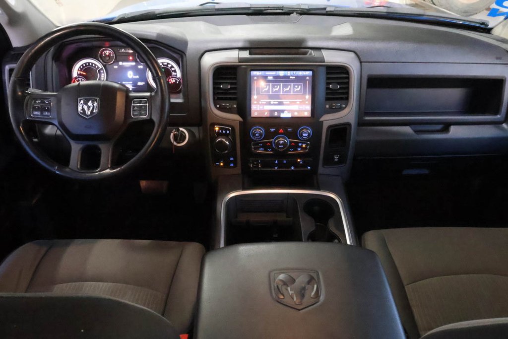 Ram 1500 Classic EXPRESS + 4X4 + CREW CAB + NIGHT EDITION 2022 à Terrebonne, Québec - 13 - w1024h768px