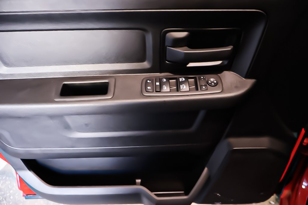 2023 Ram 1500 Classic TRADESMAN + 4X4 + CREW CAB + V6 3.6L in Terrebonne, Quebec - 25 - w1024h768px