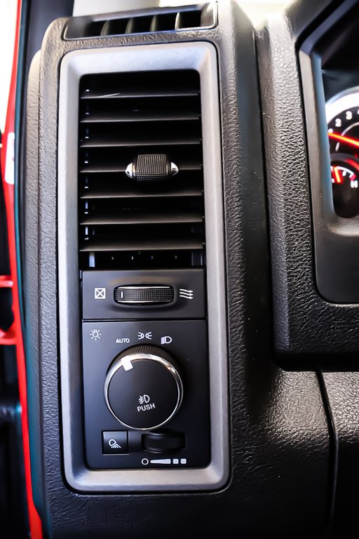 2023 Ram 1500 Classic TRADESMAN + 4X4 + CREW CAB + V6 3.6L in Terrebonne, Quebec - 23 - w1024h768px