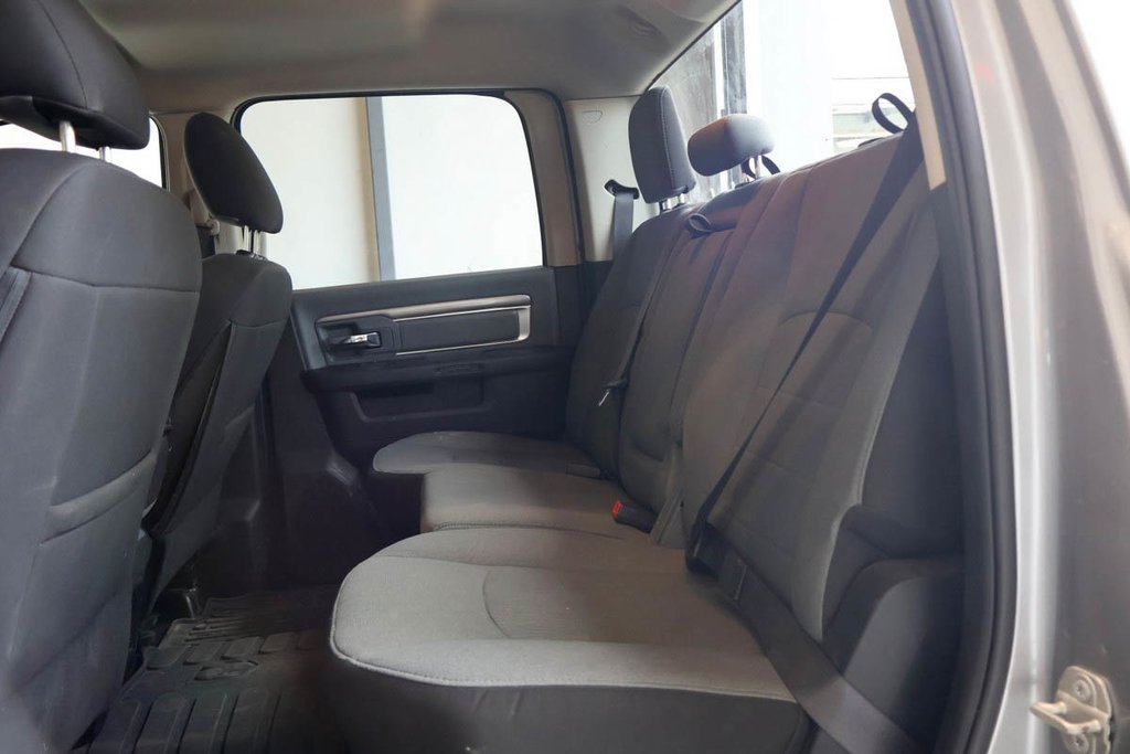 2023 Ram 1500 Classic SLT + 4X4 + CREW CAB + V6 3.6L in Terrebonne, Quebec - 26 - w1024h768px