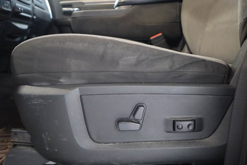 2023 Ram 1500 Classic SLT + 4X4 + CREW CAB + V6 3.6L in Terrebonne, Quebec - 11 - w1024h768px