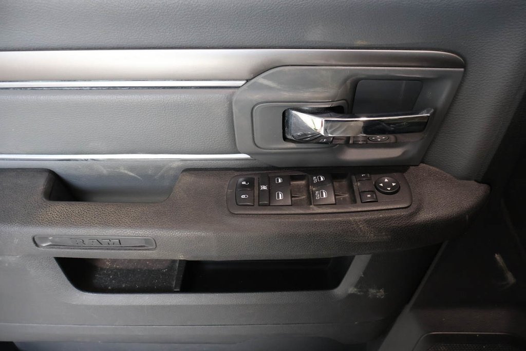 2023 Ram 1500 Classic SLT + 4X4 + CREW CAB + V6 3.6L in Terrebonne, Quebec - 25 - w1024h768px
