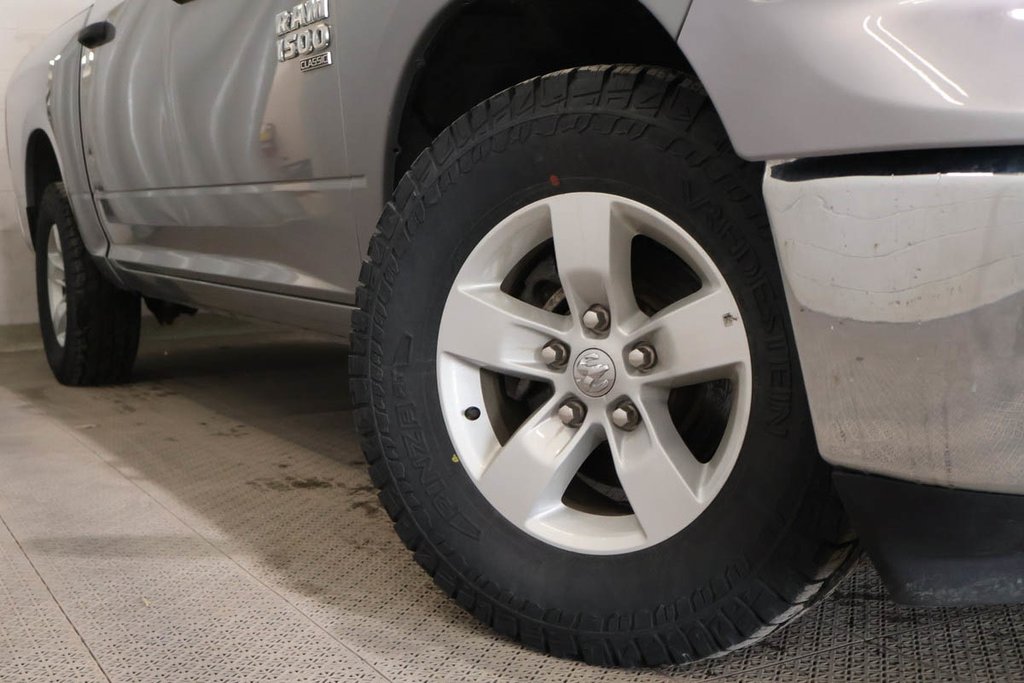 2023 Ram 1500 Classic SLT + 4X4 + CREW CAB + V6 3.6L in Terrebonne, Quebec - 9 - w1024h768px