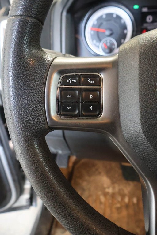 2023 Ram 1500 Classic SLT + 4X4 + CREW CAB + V6 3.6L in Terrebonne, Quebec - 15 - w1024h768px