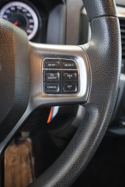 2023 Ram 1500 Classic SLT + 4X4 + CREW CAB + V6 3.6L in Terrebonne, Quebec - 17 - w1024h768px