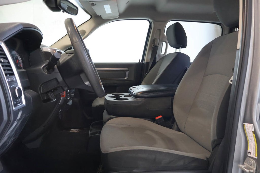 2023 Ram 1500 Classic SLT + 4X4 + CREW CAB + V6 3.6L in Terrebonne, Quebec - 10 - w1024h768px