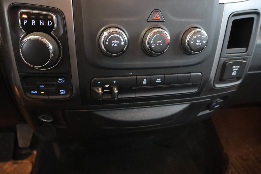 2023 Ram 1500 Classic SLT + 4X4 + CREW CAB + V6 3.6L in Terrebonne, Quebec - 22 - w1024h768px