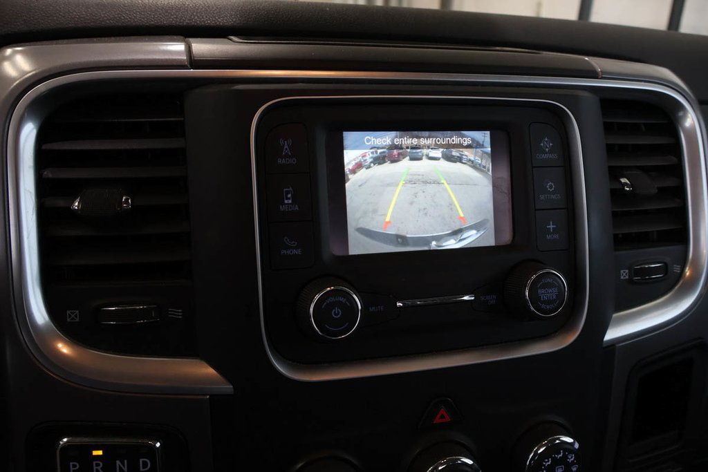 2023 Ram 1500 Classic SLT + 4X4 + CREW CAB + V6 3.6L in Terrebonne, Quebec - 21 - w1024h768px