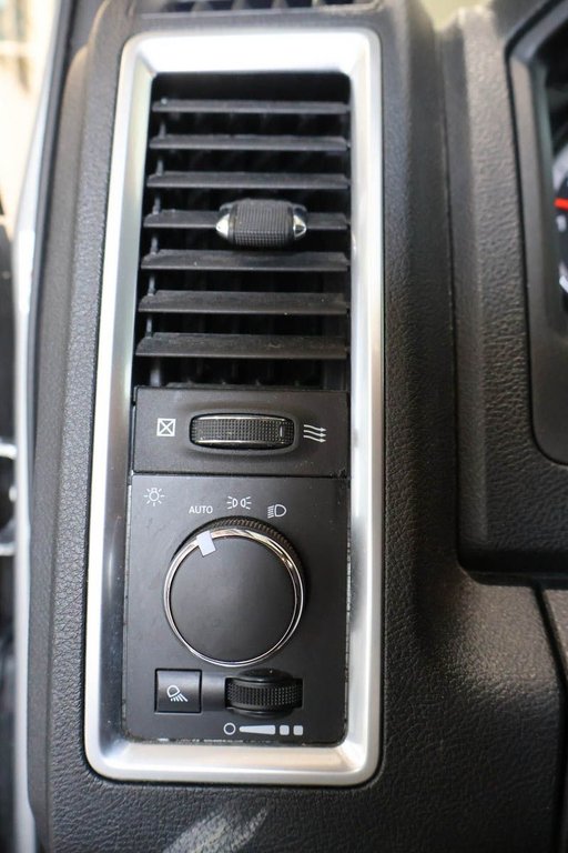 2023 Ram 1500 Classic SLT + 4X4 + CREW CAB + V6 3.6L in Terrebonne, Quebec - 23 - w1024h768px