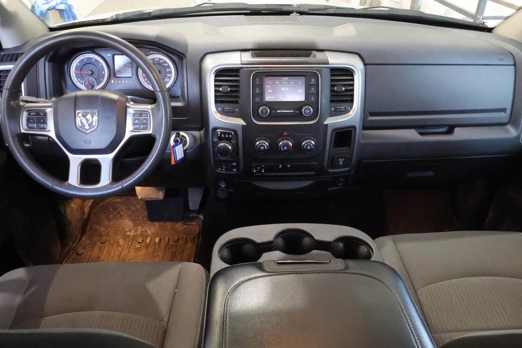2023 Ram 1500 Classic SLT + 4X4 + CREW CAB + V6 3.6L in Terrebonne, Quebec - 13 - w1024h768px