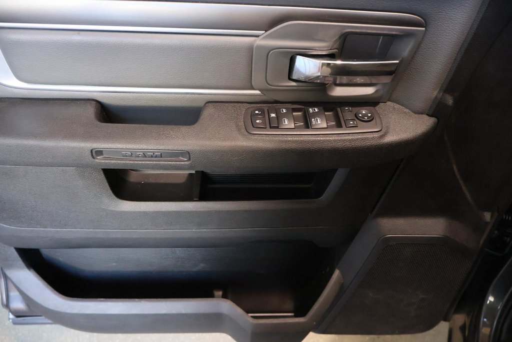 2023 Ram 1500 Classic SLT + 4X4 + CREW CAB + V8 HEMI 5.7L in Terrebonne, Quebec - 25 - w1024h768px