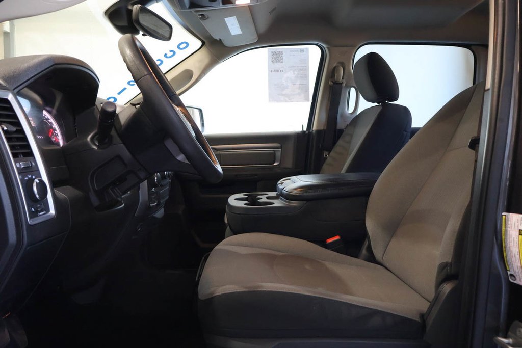 2023 Ram 1500 Classic SLT + 4X4 + CREW CAB + V8 HEMI 5.7L in Terrebonne, Quebec - 10 - w1024h768px