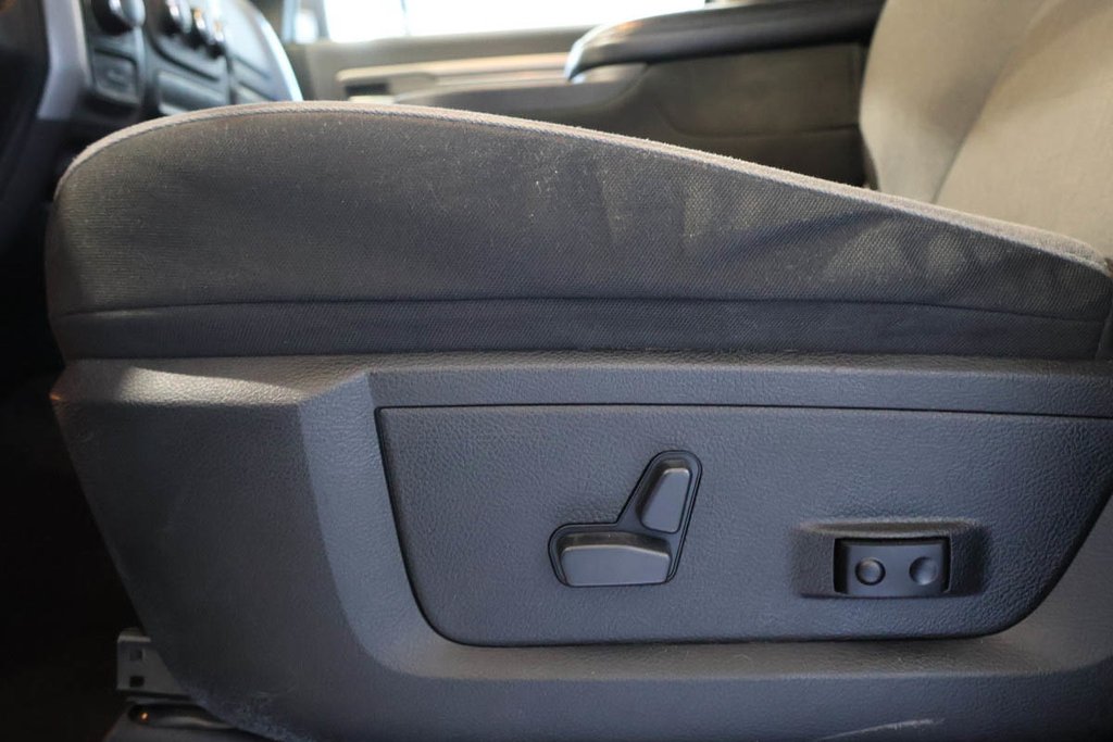 2023 Ram 1500 Classic SLT + 4X4 + CREW CAB + V8 HEMI 5.7L in Terrebonne, Quebec - 11 - w1024h768px