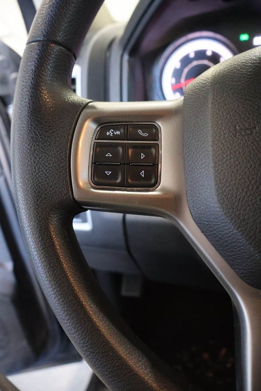 2023 Ram 1500 Classic SLT + 4X4 + CREW CAB + V8 HEMI 5.7L in Terrebonne, Quebec - 15 - w1024h768px