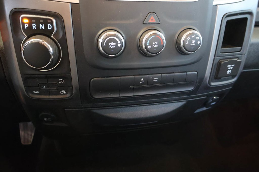 2023 Ram 1500 Classic SLT + 4X4 + CREW CAB + V8 HEMI 5.7L in Terrebonne, Quebec - 22 - w1024h768px