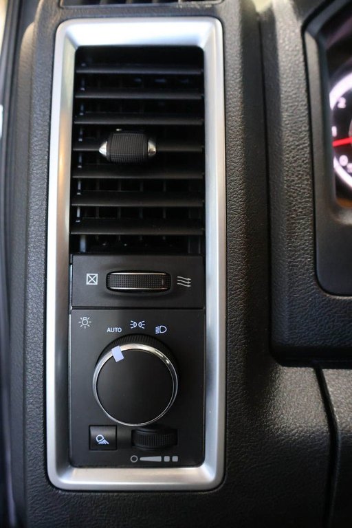 2023 Ram 1500 Classic SLT + 4X4 + CREW CAB + V8 HEMI 5.7L in Terrebonne, Quebec - 23 - w1024h768px