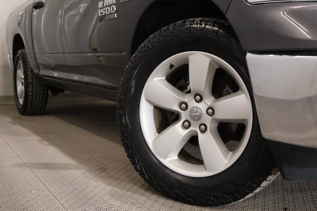 2023 Ram 1500 Classic SLT + 4X4 + CREW CAB + V8 HEMI 5.7L in Terrebonne, Quebec - 9 - w1024h768px