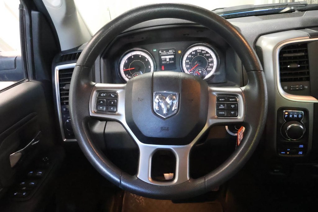 Ram 1500 Classic SLT + 4X4 + CREW CAB + V6 3.6L 2023 à Terrebonne, Québec - 15 - w1024h768px