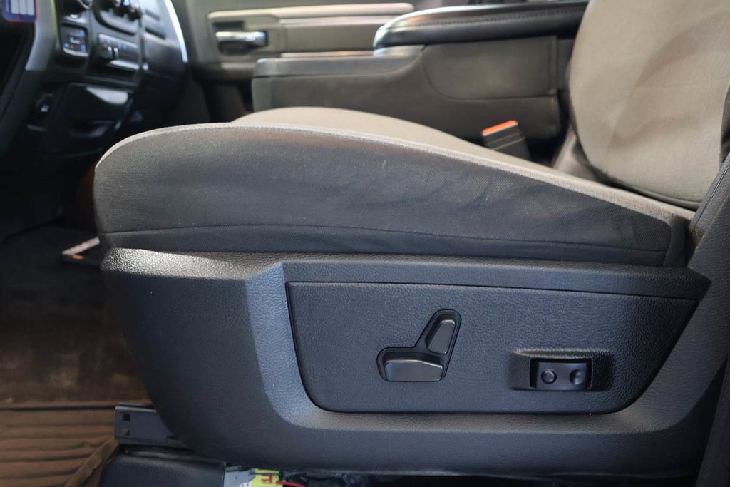 Ram 1500 Classic SLT + 4X4 + CREW CAB + V6 3.6L 2023 à Terrebonne, Québec - 12 - w1024h768px