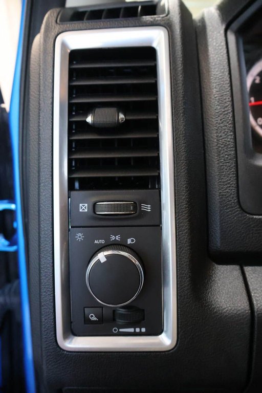 Ram 1500 Classic SLT + 4X4 + CREW CAB + V6 3.6L 2023 à Terrebonne, Québec - 24 - w1024h768px