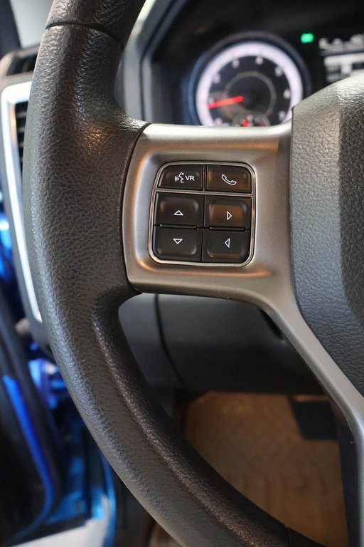 Ram 1500 Classic SLT + 4X4 + CREW CAB + V6 3.6L 2023 à Terrebonne, Québec - 16 - w1024h768px