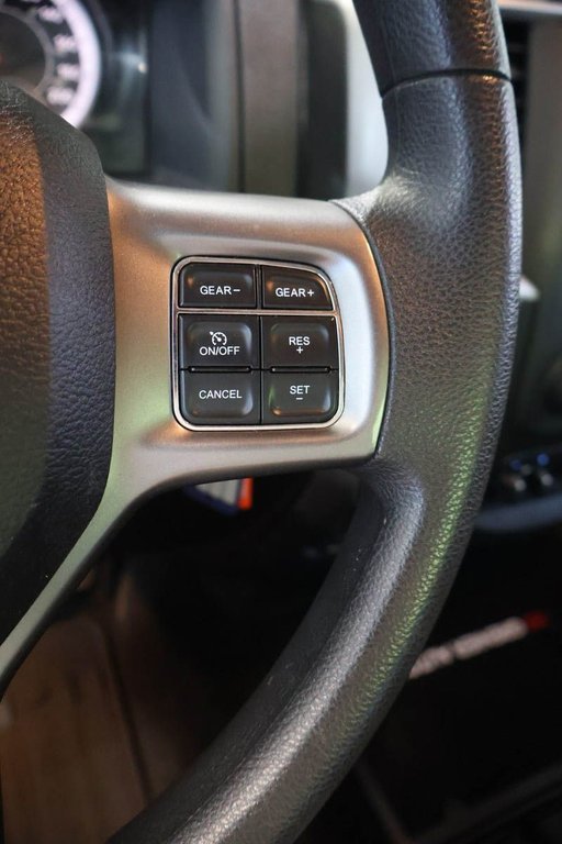 Ram 1500 Classic SLT + 4X4 + CREW CAB + V6 3.6L 2023 à Terrebonne, Québec - 18 - w1024h768px