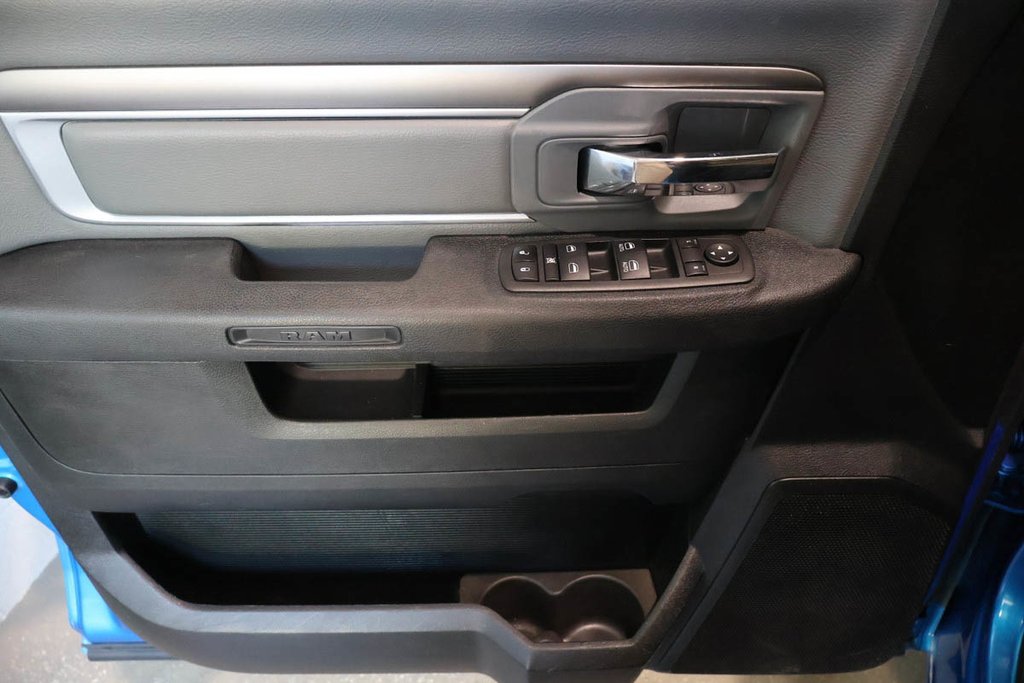Ram 1500 Classic SLT + 4X4 + CREW CAB + V6 3.6L 2023 à Terrebonne, Québec - 25 - w1024h768px
