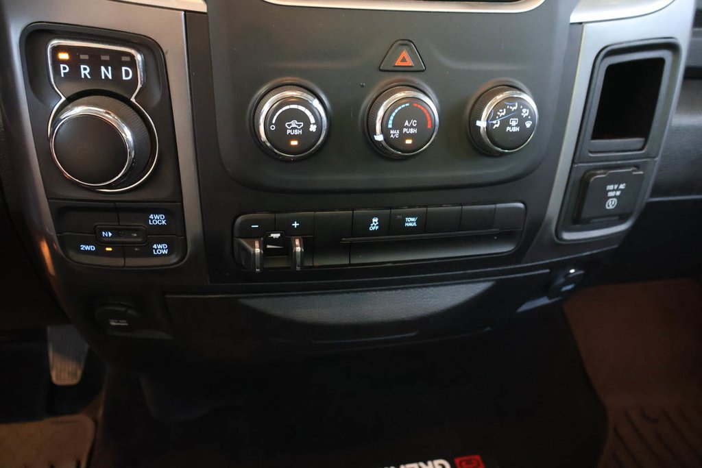 Ram 1500 Classic SLT + 4X4 + CREW CAB + V6 3.6L 2023 à Terrebonne, Québec - 23 - w1024h768px
