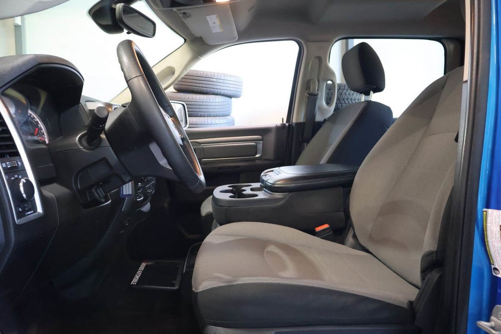Ram 1500 Classic SLT + 4X4 + CREW CAB + V6 3.6L 2023 à Terrebonne, Québec - 11 - w1024h768px