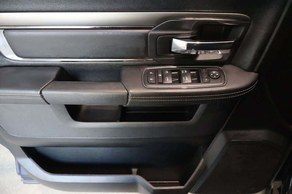 Ram 1500 SPORT + 4X4 + CREW CAB + V8 HEMI 5.7L 2017 à Terrebonne, Québec - 25 - w1024h768px