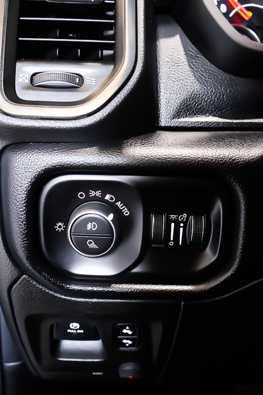 2019 Ram 1500 SPORT + 4X4 + CREW CAB + V8 HEMI 5.7L in Terrebonne, Quebec - 19 - w1024h768px