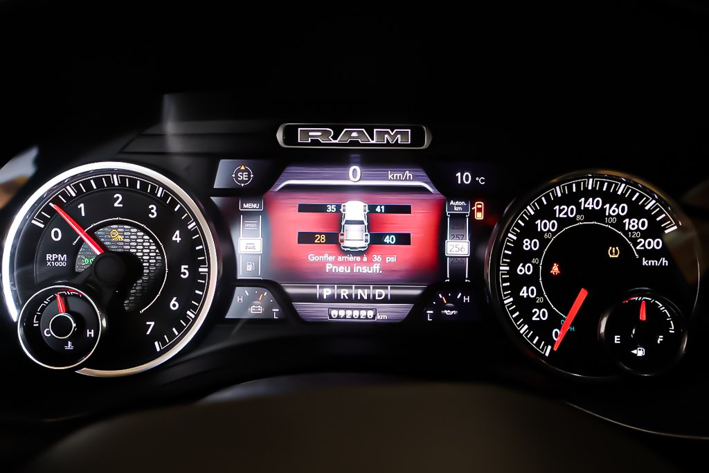2019 Ram 1500 SPORT + 4X4 + CREW CAB + V8 HEMI 5.7L in Terrebonne, Quebec - 14 - w1024h768px