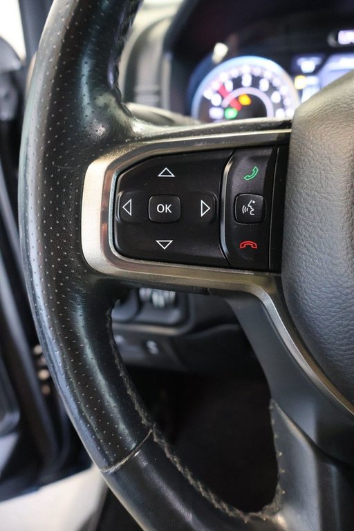 2019 Ram 1500 SPORT + 4X4 + CREW CAB + V8 5.7L + BOITE 6' 4'' in Terrebonne, Quebec - 15 - w1024h768px