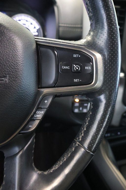 2019 Ram 1500 SPORT + 4X4 + CREW CAB + V8 5.7L + BOITE 6' 4'' in Terrebonne, Quebec - 17 - w1024h768px