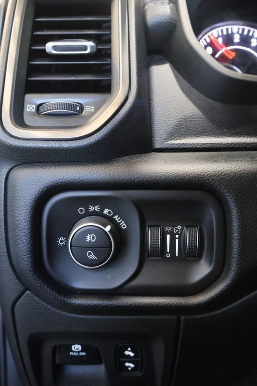 2019 Ram 1500 SPORT + 4X4 + CREW CAB + V8 5.7L + BOITE 6' 4'' in Terrebonne, Quebec - 25 - w1024h768px