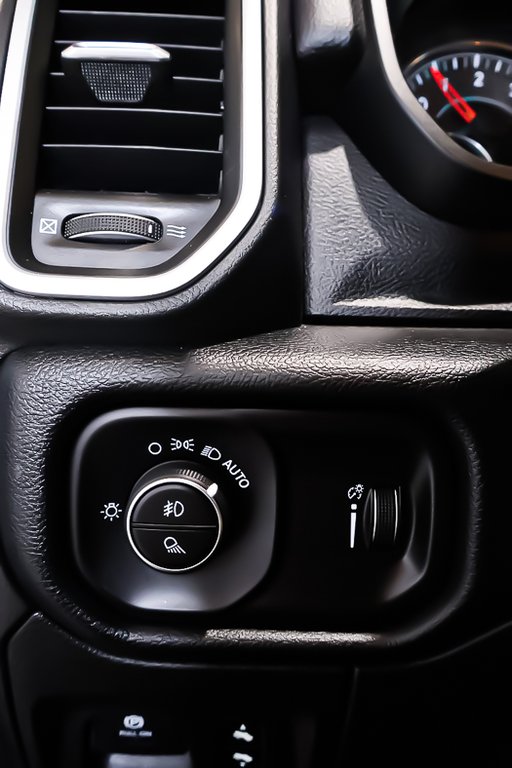 2020 Ram 1500 BIG HORN CREW CAB + 4X4 + V6 3.6L in Terrebonne, Quebec - 26 - w1024h768px