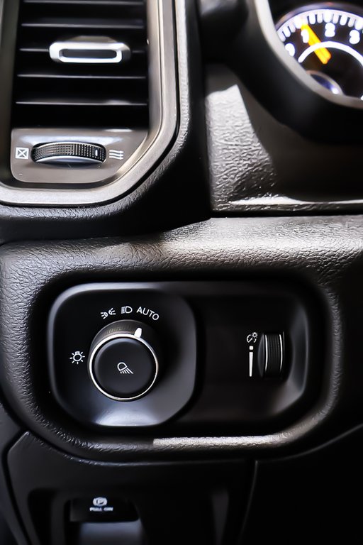 2022 Ram 1500 TRADESMAN + CREW CAB + 4X4 + v6 3.6l in Terrebonne, Quebec - 25 - w1024h768px